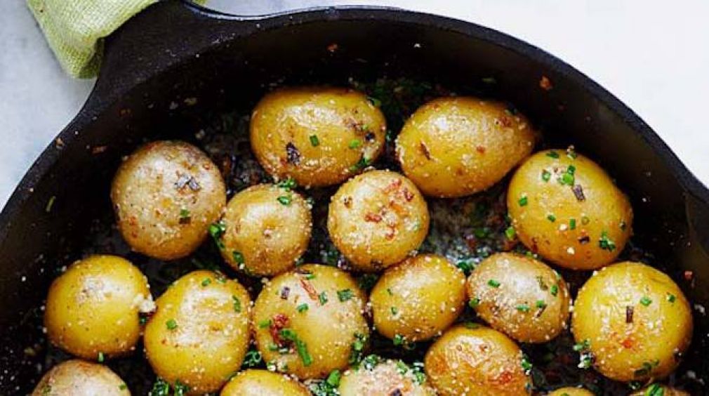 La recette des pommes de terre rôties au beurre d&#039;ail et à la ciboulette