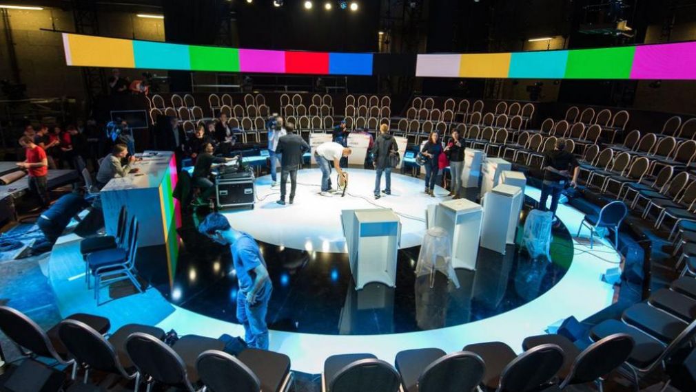Photo du plateau BFMTV et CNEWS pour le 1er débat des 11 candidats à la présidentielle.