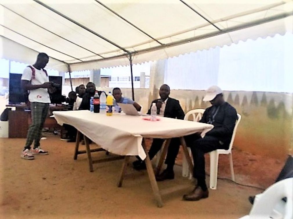 Djela Manassé, DG Nsikan TP (au milieu) entouré de M. Bakayoko représentant Nsia banque (à droite) et Noufé Moïse Delvas (Pdt Delta Connexion).