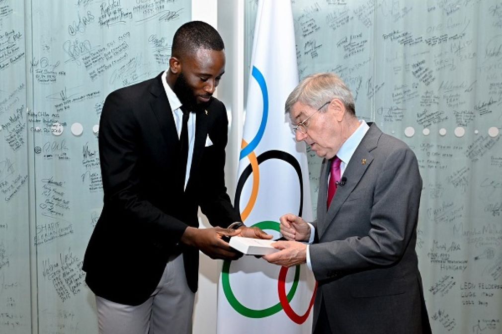 Cissé Cheick recevant un présent des mains du président du Comité International Olympique Thomas Bach 